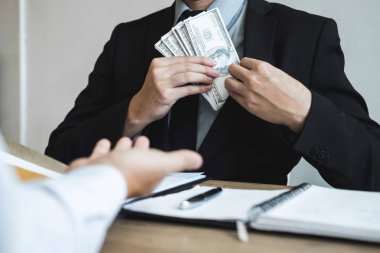 Dürüst olmayan iş yasadışı para, işadamı aldım hile