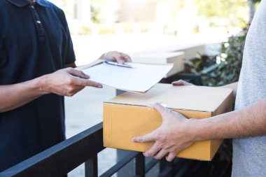 Posta teslimatçı parsel kutusu f-alıcı ve imza veren