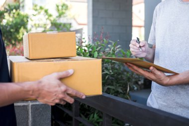 Teslimat posta adam veren parsel kutusuna alıcı, genç adam işareti