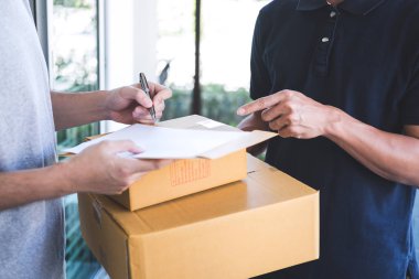 Teslimat posta adam veren parsel kutusuna alıcı, genç adam işareti