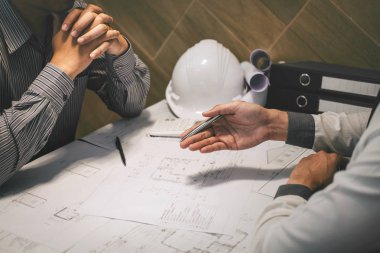 Mimar veya inşaat mühendislik tartışmak bir planı süre 