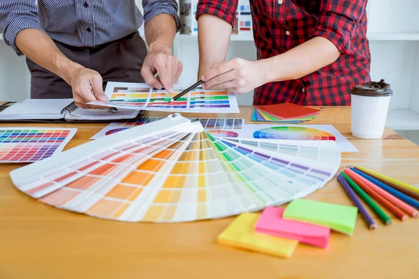 Reunión del equipo de diseñadores gráficos creativos trabajando en un nuevo proyecto — Foto de Stock