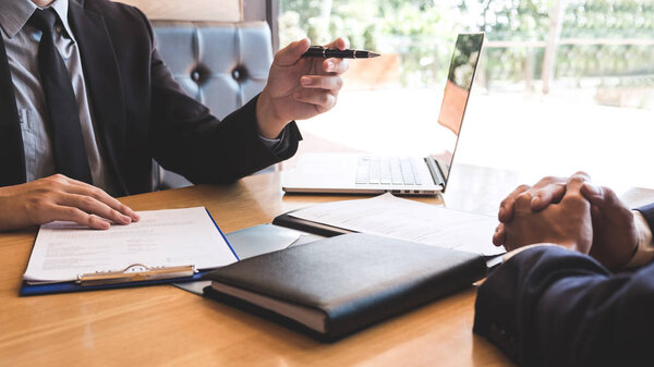 Работодатель или рекрутер проводит чтение резюме во время о его
 