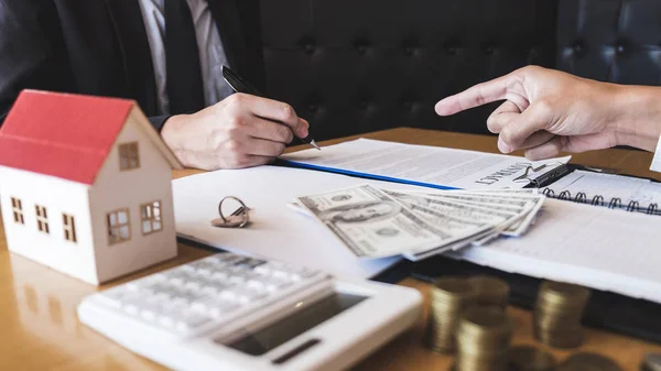 Makler präsentiert und wartet auf den Kunden nach der Unterzeichnung — Stockfoto