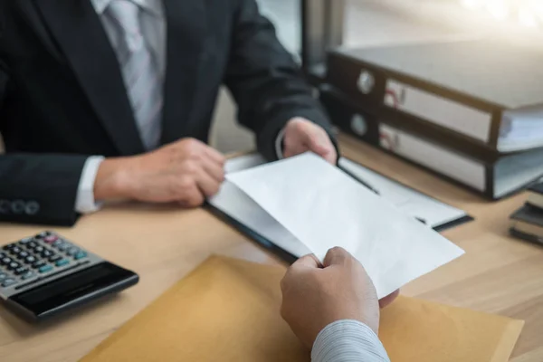 Empresário enviando uma carta de demissão ao chefe do empregador em ordem — Fotografia de Stock