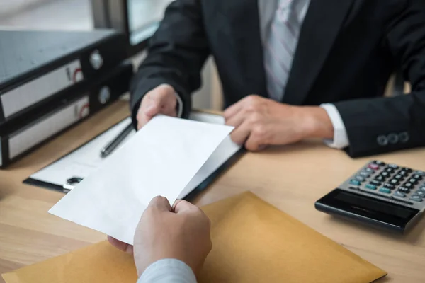 Un homme d'affaires envoie une lettre de démission au patron de l'employeur — Photo