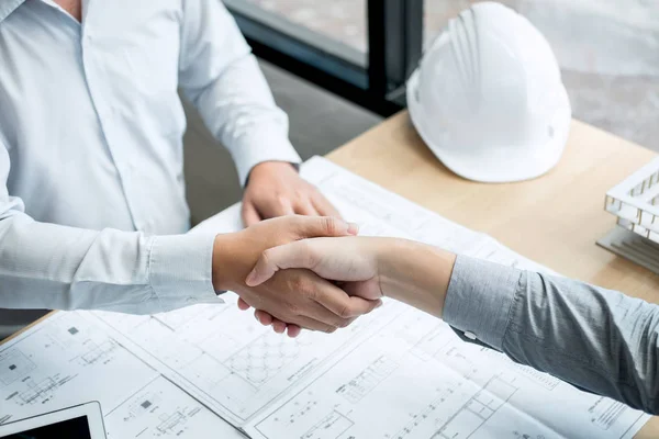 Handshake de colaboración, ingeniería de la construcción o architec — Foto de Stock