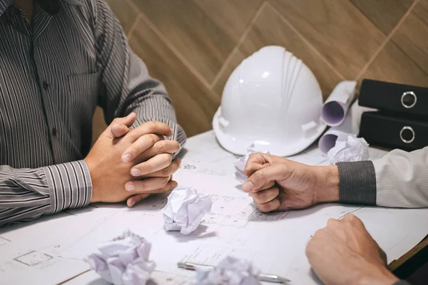 Equipo de ingeniería de la construcción o arquitecto socio discutir un — Foto de Stock