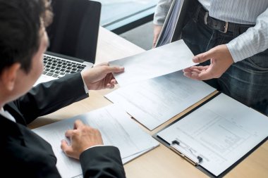Ord işveren patron için bir istifa mektubu göndererek işadamı