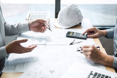 Takım mühendislik veya toplantı ve bluep üzerinde tartışırken mimar