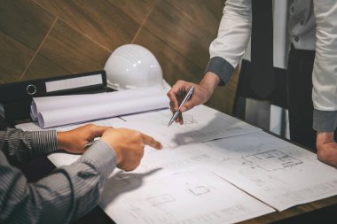 Takım inşaat mühendislik veya mimar ortağı tartışmak bir 