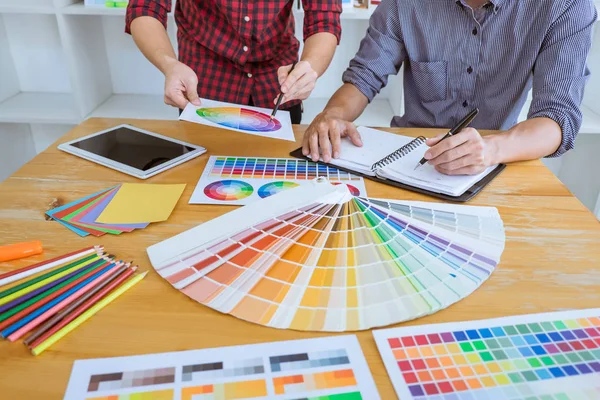 Trabajo en equipo de jóvenes diseñadores creativos que trabajan juntos en proyectos — Foto de Stock