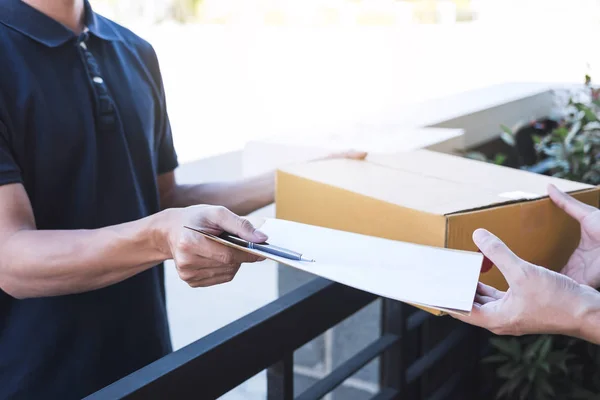 Entrega hombre de correo dando caja de paquete al destinatario y firma f —  Fotos de Stock