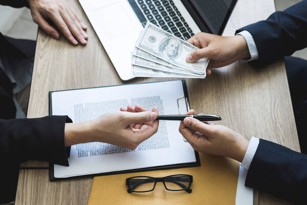 Нечестный обман в бизнесе незаконные деньги, бизнесмен дает
