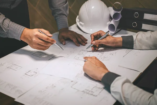 Ingeniería de la construcción o arquitecto discutir un plan mientras — Foto de Stock