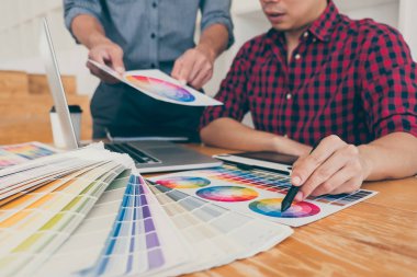 Genç yaratıcı tasarımcılar birlikte proje üzerinde çalışan ekip çalışması