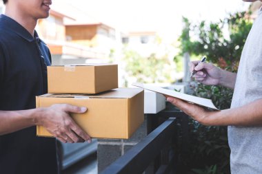 Teslimat posta adam veren parsel kutusuna alıcı, genç adam işareti