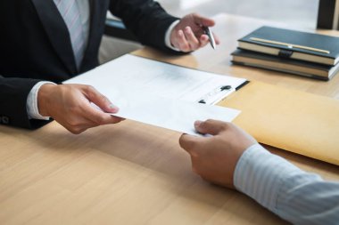 Ord işveren patron için bir istifa mektubu göndererek işadamı