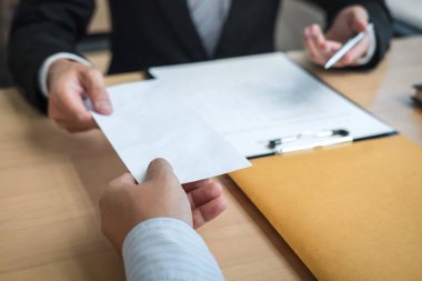 Ord işveren patron için bir istifa mektubu göndererek işadamı