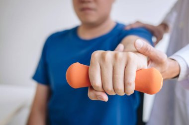 Exe verirken bir erkek hasta yardımcı doktor fizyoterapist