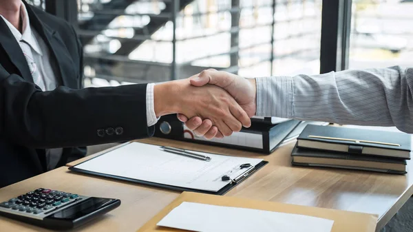 Apretón de manos después de terminar la conversación Empresario enviar una res — Foto de Stock