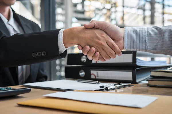 Handdruk na afwerking gesprek zakenman verzenden een res — Stockfoto