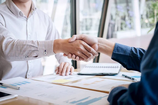 Afwerking tot een gesprek na samenwerking, handdruk van tw — Stockfoto