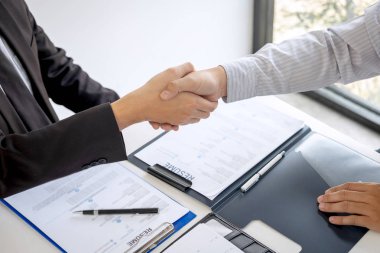 Başarılı iş görüşmesi, takım elbise ve yeni çalışan patron işveren