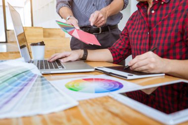 Yeni projede çalışan yaratıcı grafik tasarımcı toplantının takım