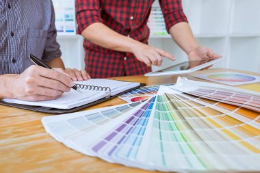 Yeni projede çalışan yaratıcı grafik tasarımcı toplantının takım