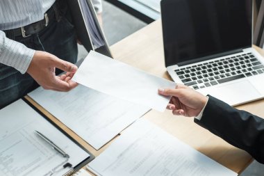 Ord işveren patron için bir istifa mektubu göndererek işadamı