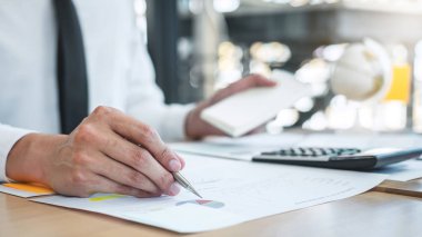 Analiz ve gider hesaplama çalışma işadamı muhasebeci