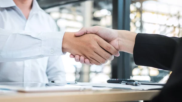 Afwerking tot een gesprek na samenwerking, handdruk van tw — Stockfoto