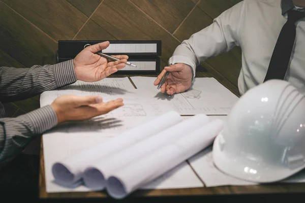 Equipe de engenharia de construção ou arquiteto parceiro discutir um — Fotografia de Stock