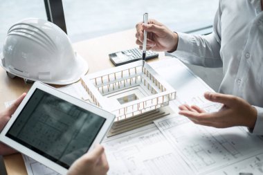 Takım mühendislik veya toplantı ve bluep üzerinde tartışırken mimar