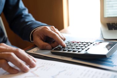 Yeni proje dizüstü bilgisayar üzerinde çalışan işadamı muhasebeci wi