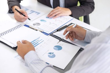 Profesyonel icra müdürü, fikir tartışırken iş ortağı