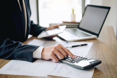 Yeni proje dizüstü bilgisayar üzerinde çalışan işadamı muhasebeci wi