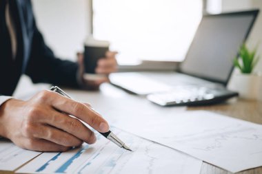 Yeni proje dizüstü bilgisayar üzerinde çalışan işadamı muhasebeci wi