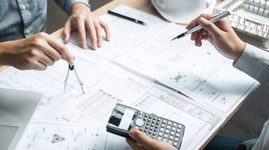 Takım mühendislik veya toplantı ve bluep üzerinde tartışırken mimar