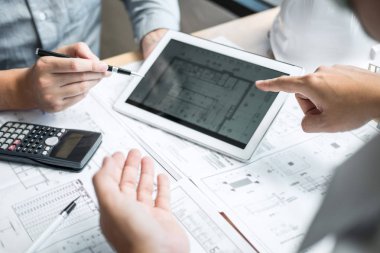 Takım mühendislik veya toplantı ve bluep üzerinde tartışırken mimar