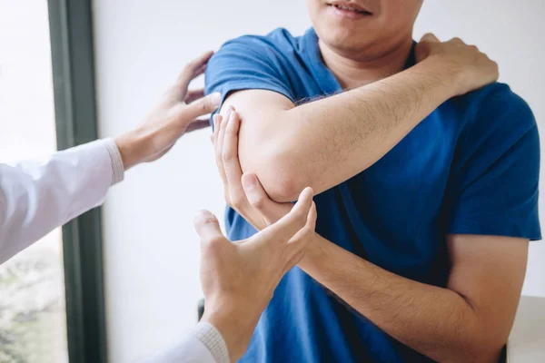 Exe verirken bir erkek hasta yardımcı doktor fizyoterapist