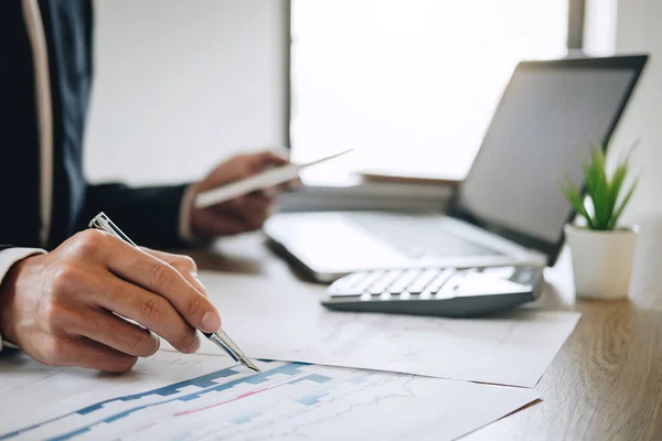 Empresario trabajando nuevo proyecto en el ordenador portátil con el informe d —  Fotos de Stock