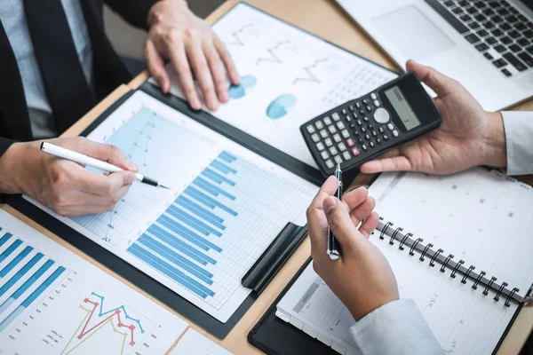 Discussão do brainstorming do grupo de negócios na reunião ao plannin — Fotografia de Stock