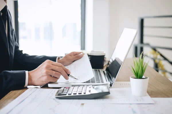 Geschäftsmann Buchhalter arbeitet neues Projekt auf Laptop-Computer wi — Stockfoto