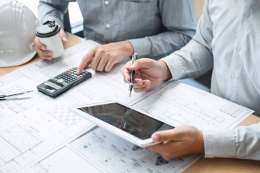 Takım mühendislik veya toplantı ve bluep üzerinde tartışırken mimar