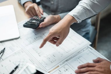 Takım mühendislik veya toplantı ve bluep üzerinde tartışırken mimar