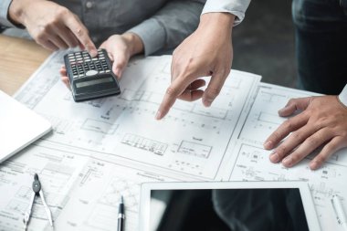 Takım mühendislik veya toplantı ve bluep üzerinde tartışırken mimar