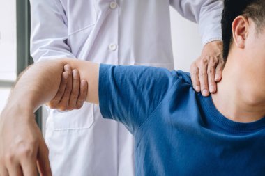 Exe verirken bir erkek hasta yardımcı doktor fizyoterapist