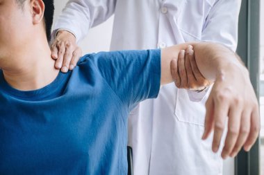 Exe verirken bir erkek hasta yardımcı doktor fizyoterapist